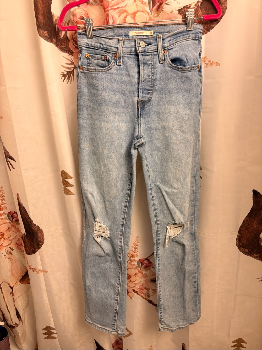 Size 26 Levi’s wedgie straight Light Wash High-Rise Distressed Women’s Jeans